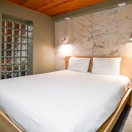 Cosmopolitan Chiado Apartment By Lovelystay Lisbon Bagian luar foto