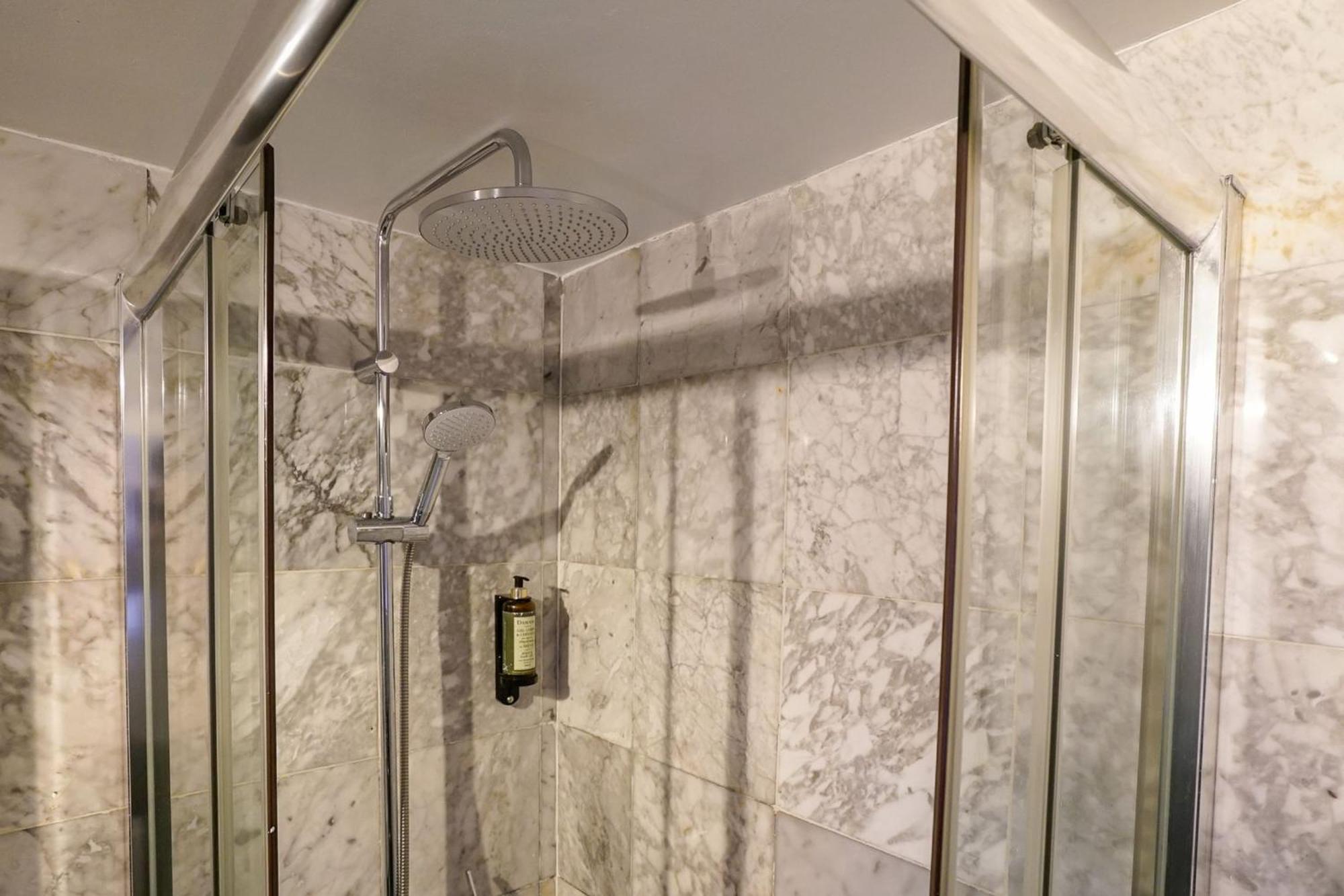 Cosmopolitan Chiado Apartment By Lovelystay Lisbon Bagian luar foto